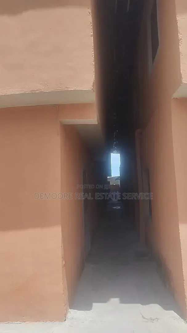 12bdrm Block of Flats in Abaranje for sale in Abaranje