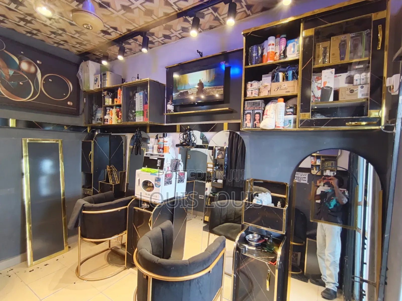 Unisex Saloon Shop in Benin City