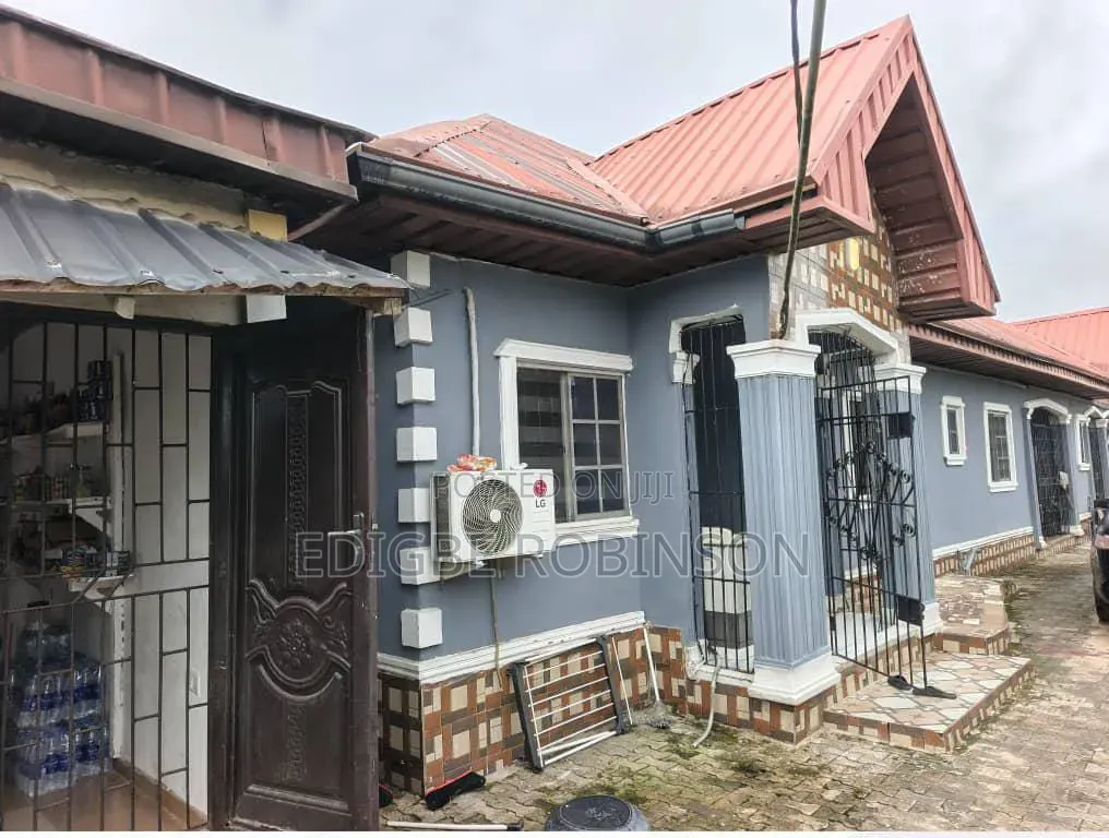6bdrm Bungalow in Osubi Estate, Okpe for sale in Okpe