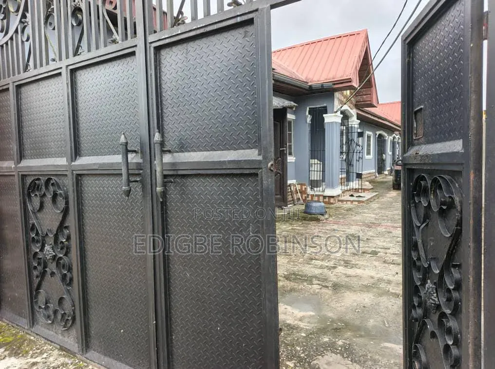 6bdrm Bungalow in Osubi Estate, Okpe for sale in Okpe