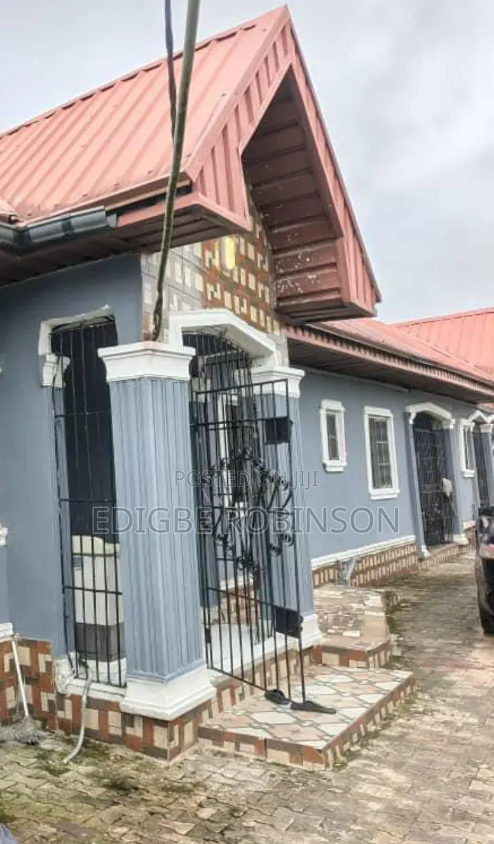 6bdrm Bungalow in Osubi Estate, Okpe for sale in Okpe