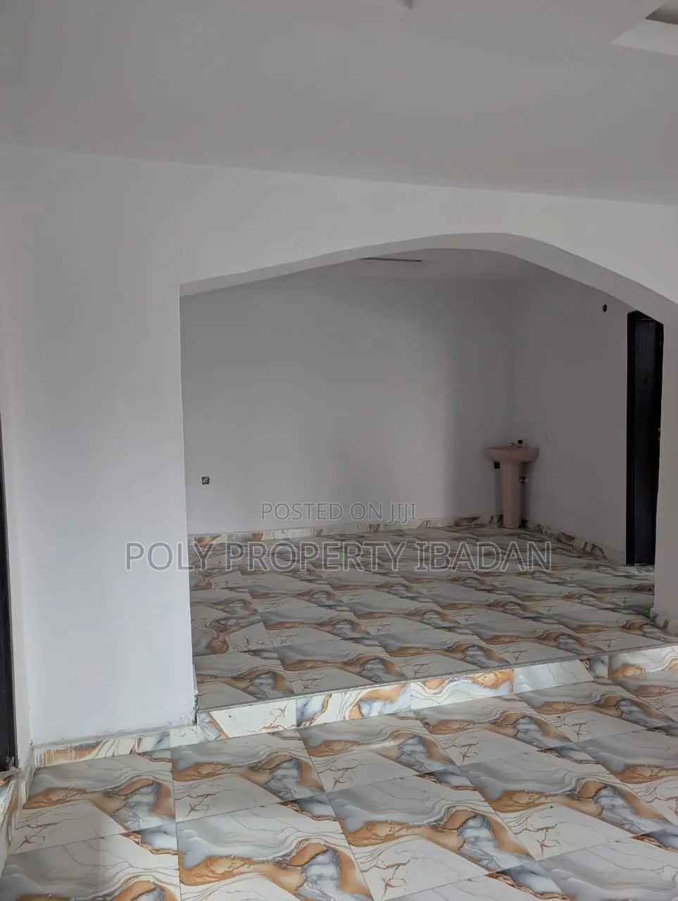 3bdrm Bungalow in Idigbaro, Ologuneru for rent in Ologuneru