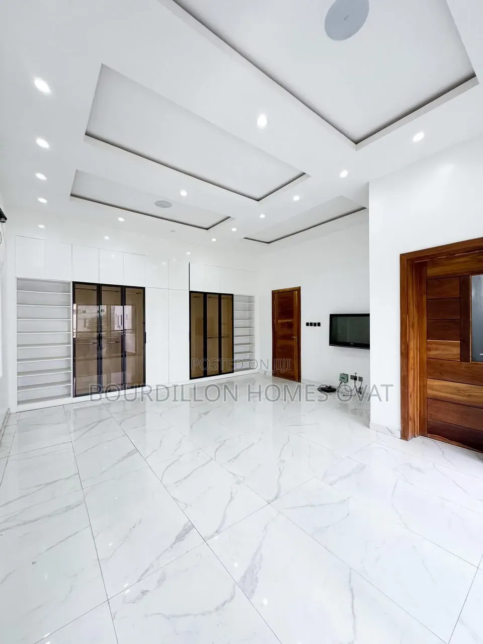 5bdrm Apartment in Megamound Estate for sale in Lekki Expressway
