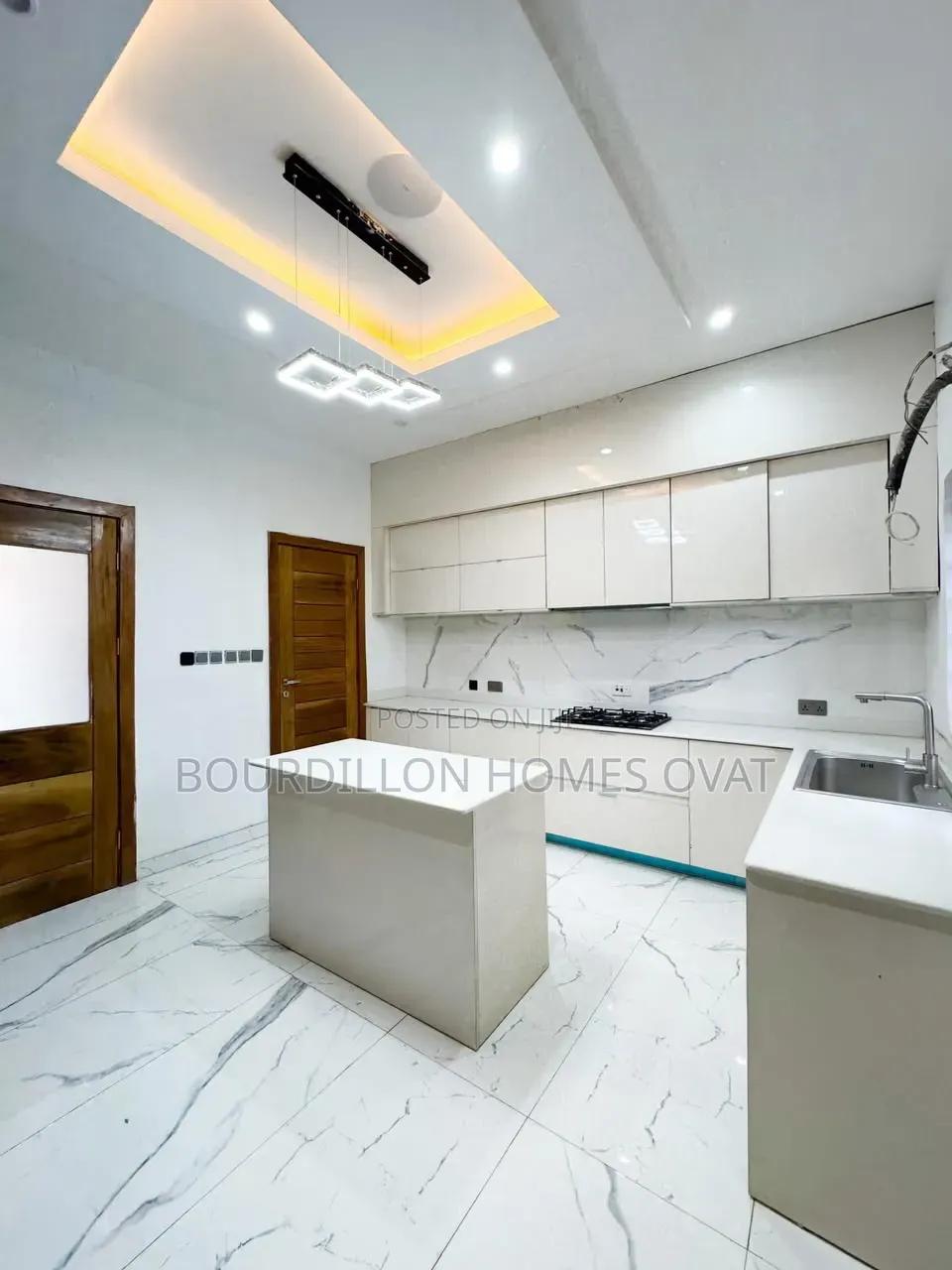 5bdrm Apartment in Megamound Estate for sale in Lekki Expressway