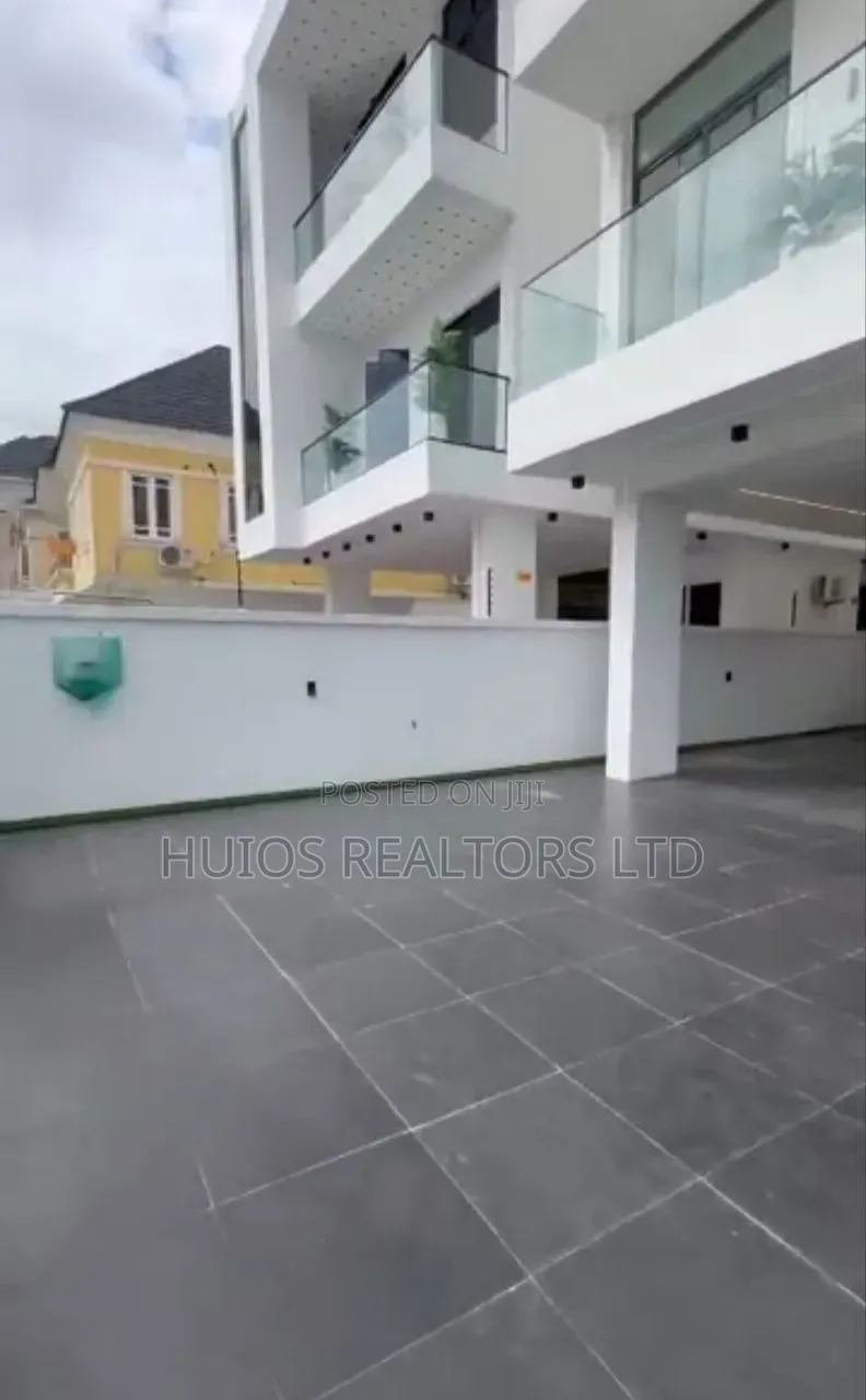 6bdrm Duplex in Chevron for sale in Chevron