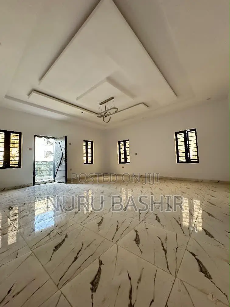 Furnished 4bdrm Duplex in Chief Lateef Oyelade, Oluyole Estate for sale in Oluyole Estate