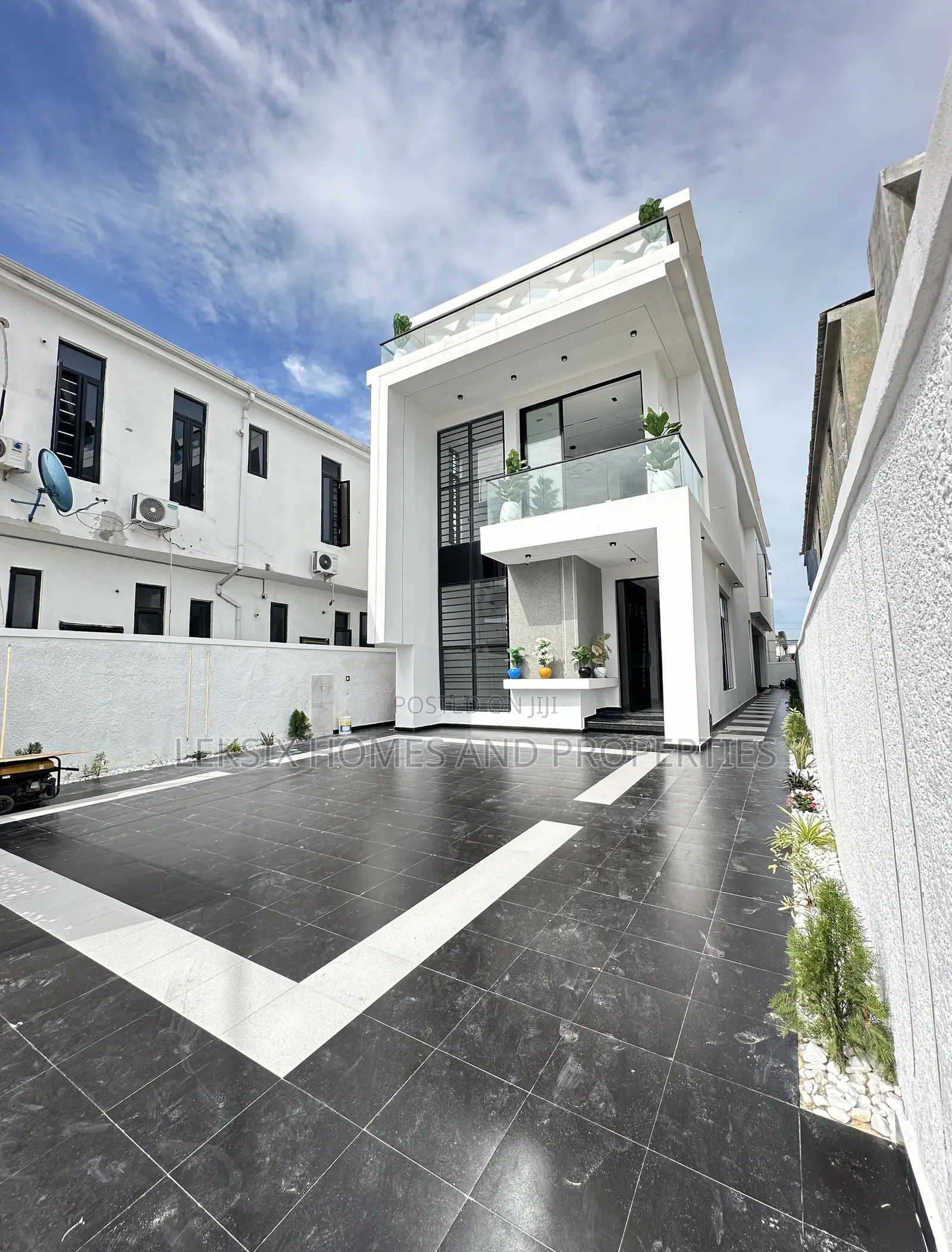 5bdrm Duplex in A Well Secured, Ikota for sale in Ikota