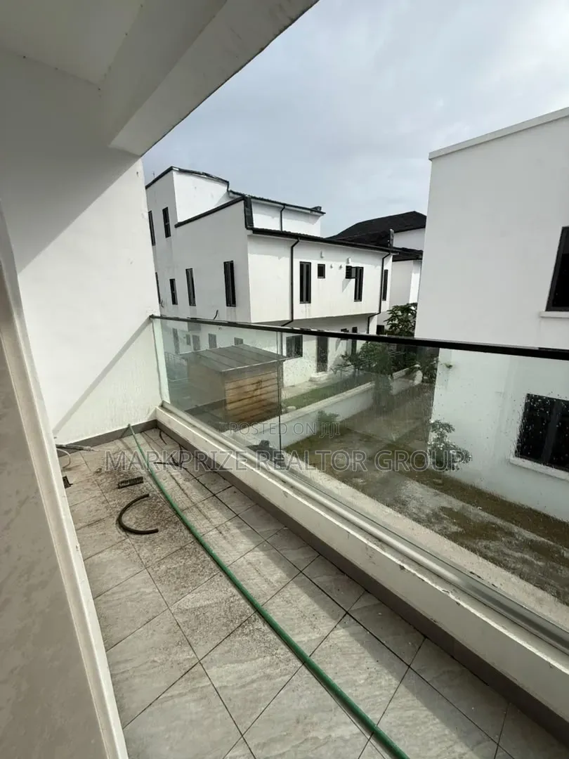 5bdrm Duplex in Osapa London Lekki for sale in Osapa london