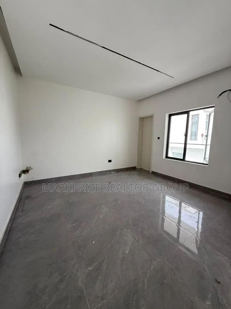 5bdrm Duplex in Osapa London Lekki for sale in Osapa london