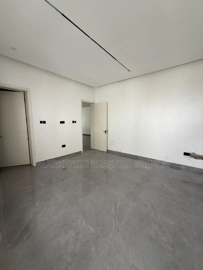 5bdrm Duplex in Osapa London Lekki for sale in Osapa london