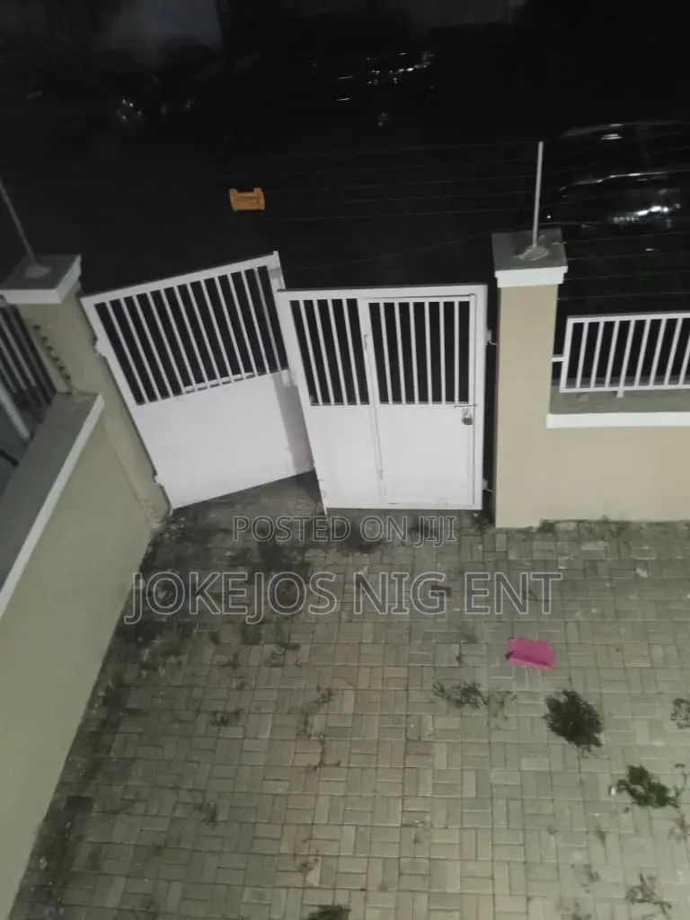 4bdrm Townhouse / Terrace in Orchid Road, Off Lekki-Epe Expressway in Off Lekki-Epe Expressway