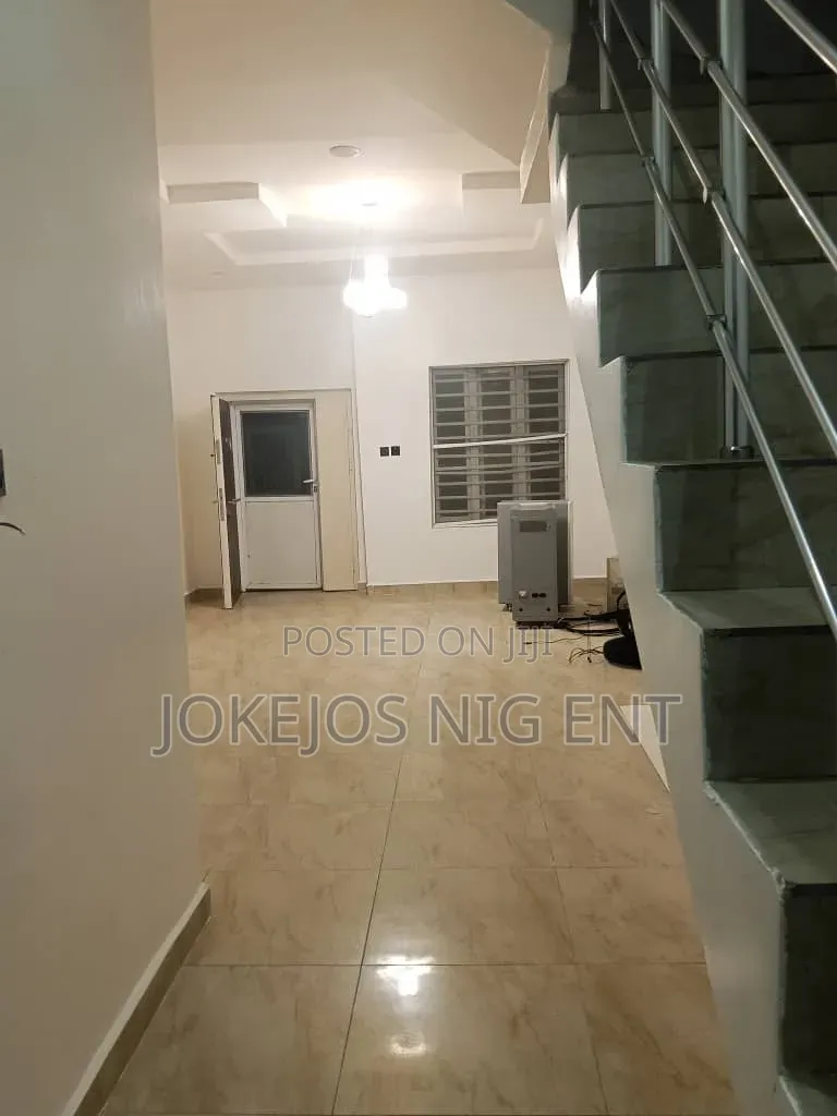 4bdrm Townhouse / Terrace in Orchid Road, Off Lekki-Epe Expressway in Off Lekki-Epe Expressway