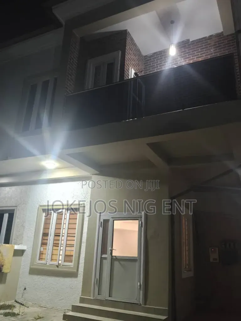 4bdrm Townhouse / Terrace in Orchid Road, Off Lekki-Epe Expressway in Off Lekki-Epe Expressway