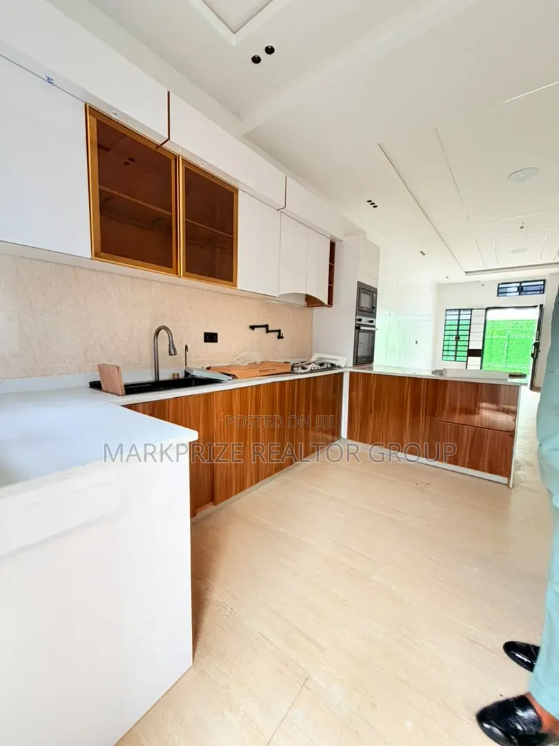 3bdrm Apartment in Ikeja Gra Lagos for sale in Ikeja GRA