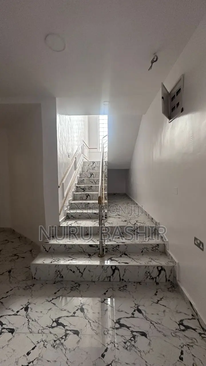 5bdrm Duplex in Ire Akari Estate, Akala Express for sale in Akala Express