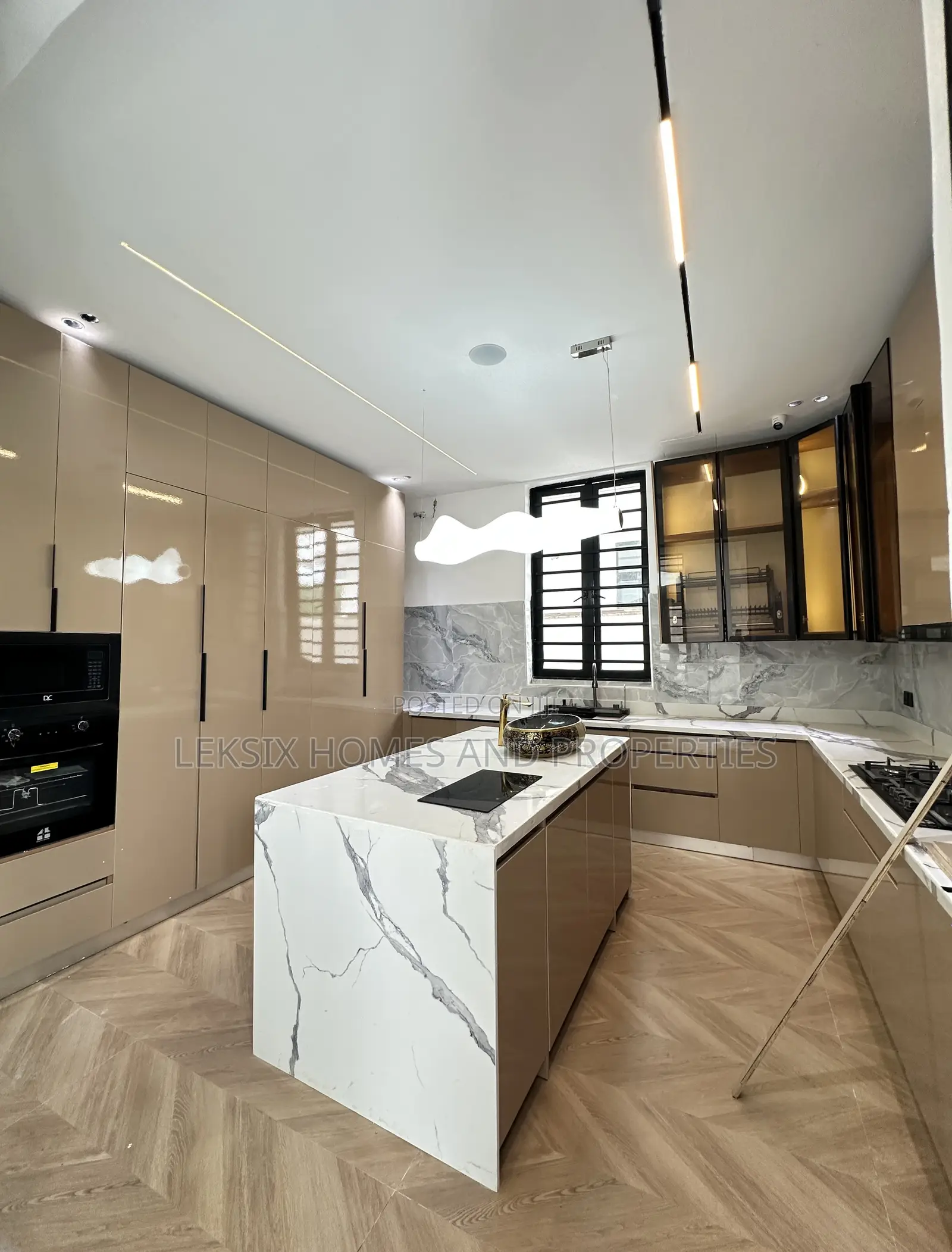 5bdrm Duplex in A Well Secured, Lekki Phase 1 for sale in Lekki Phase 1