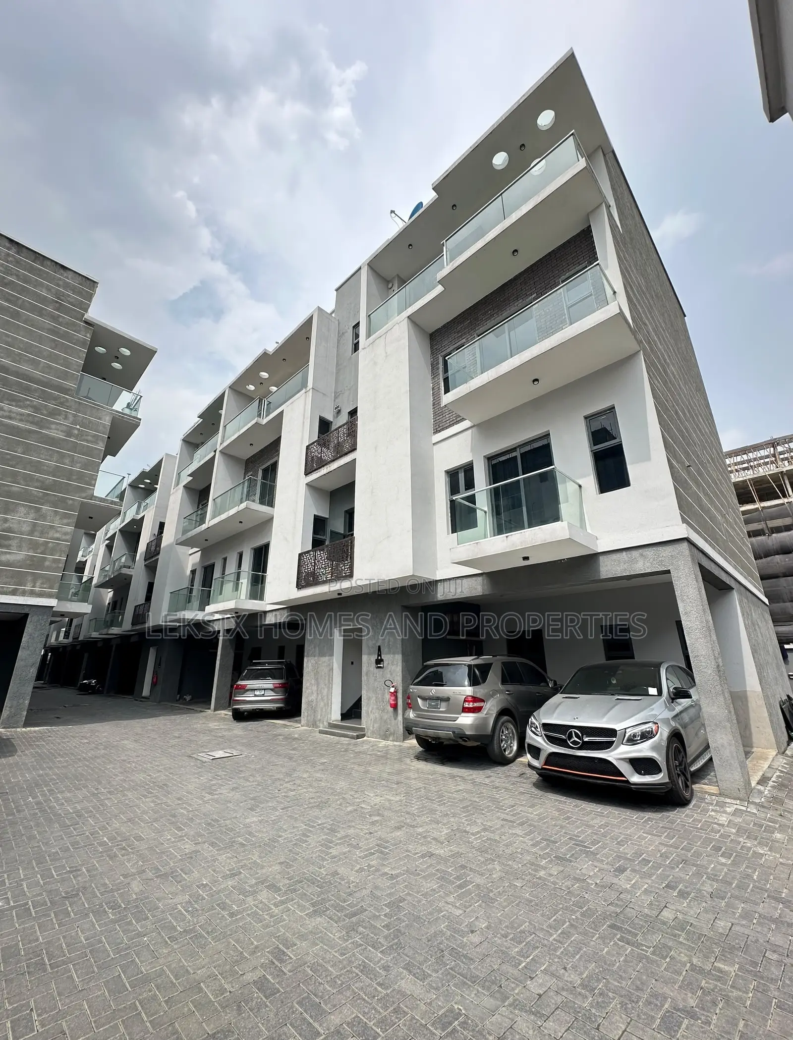 Furnished 2bdrm Maisonette in Comes With All, Lekki Phase 1 for sale in Lekki Phase 1