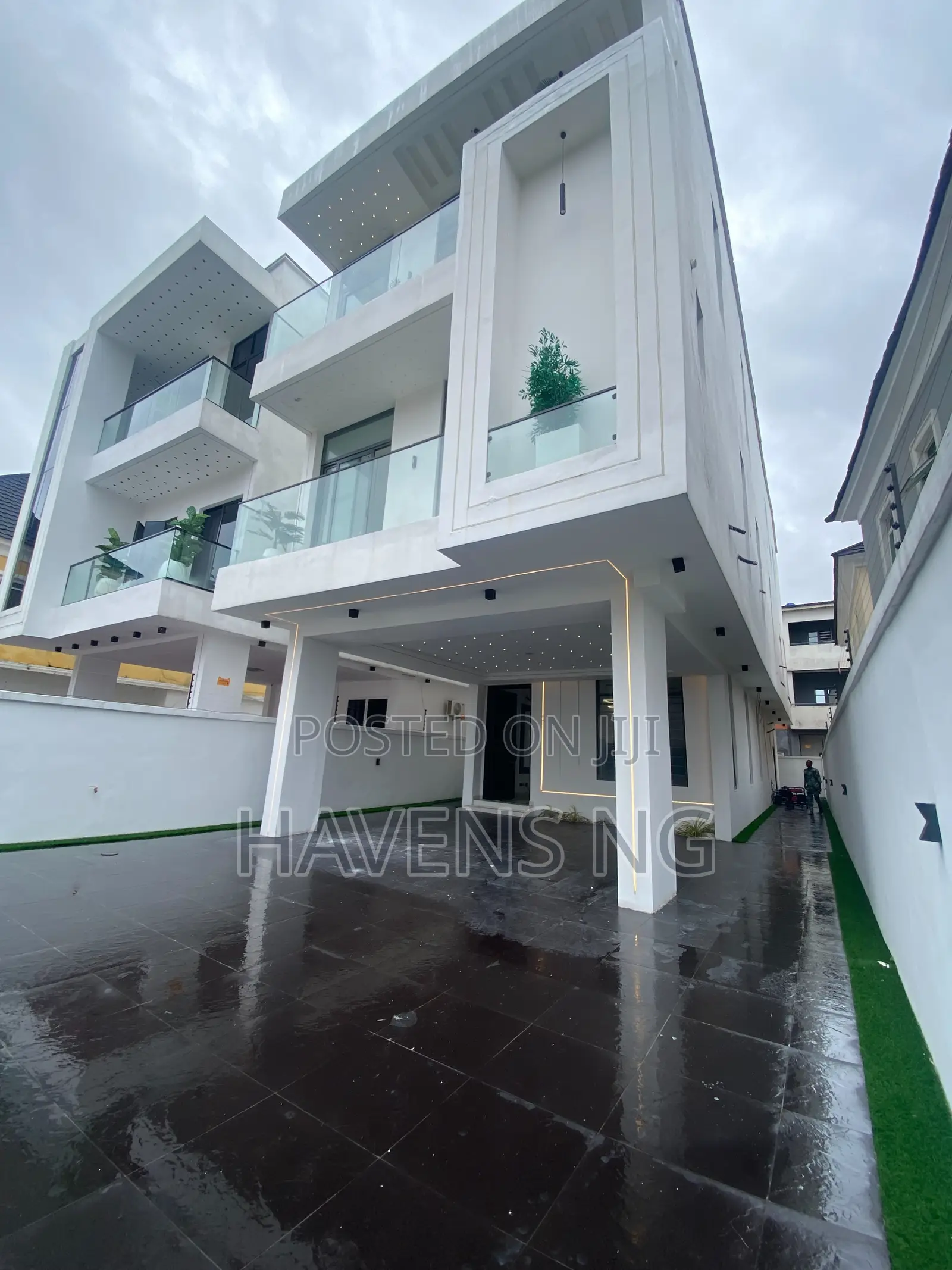 5bdrm Duplex in Chevron for sale in Chevron