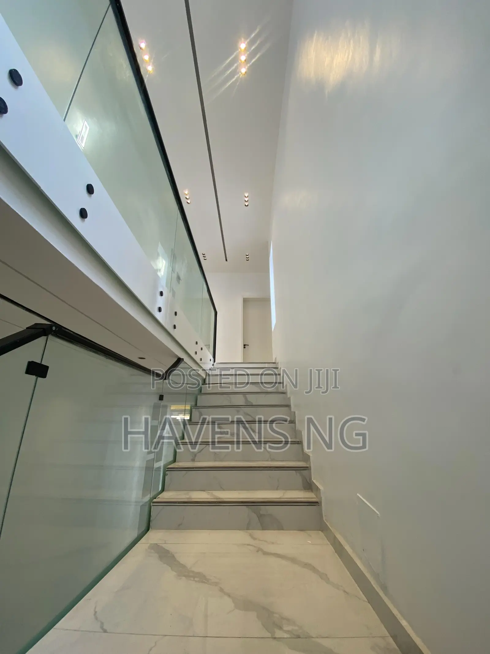 5bdrm Duplex in Chevron for sale in Chevron