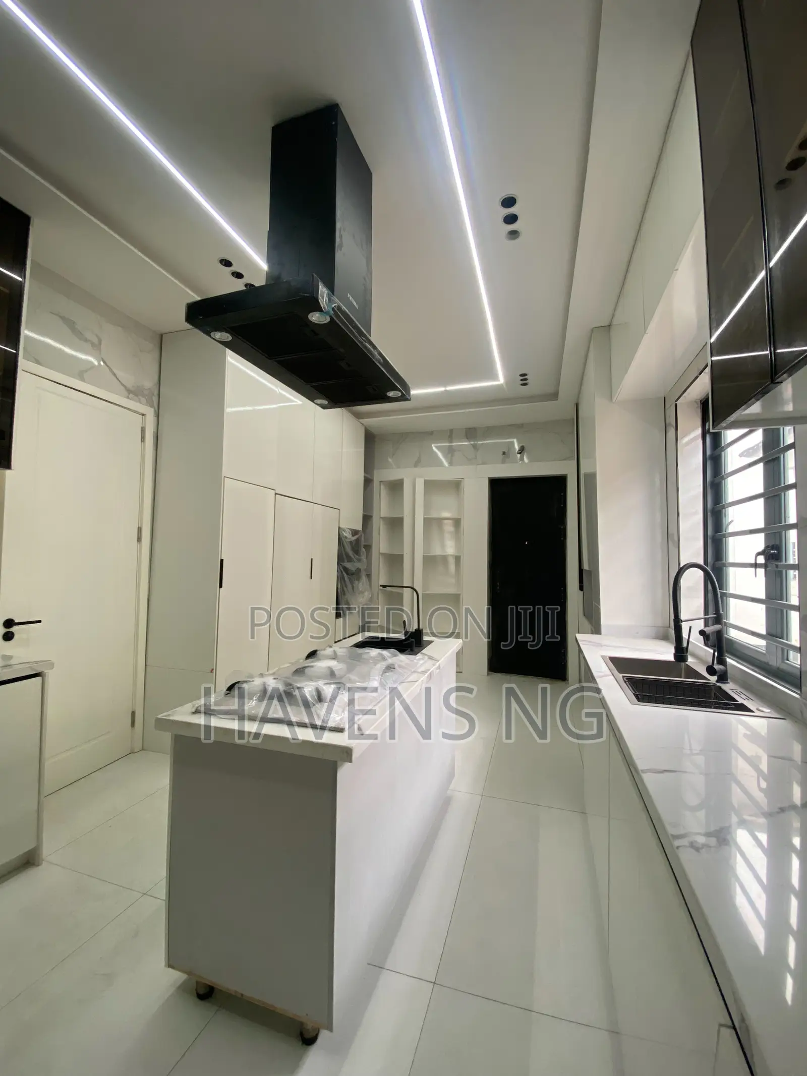 5bdrm Duplex in Chevron for sale in Chevron