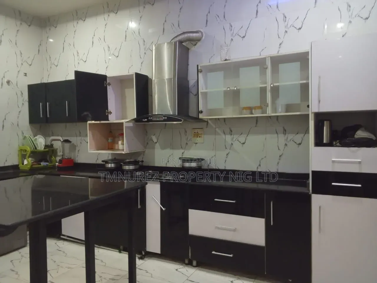 5bdrm Duplex in Idado for sale in Idado