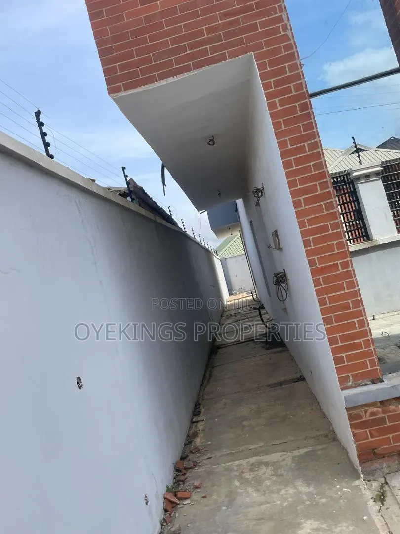 5bdrm Duplex in Elebu, Oluyole for sale in Oluyole