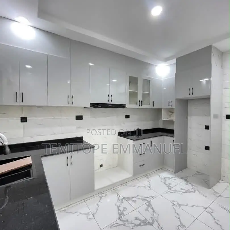 Furnished 4bdrm Duplex in Anthony Village for sale in Anthony Village