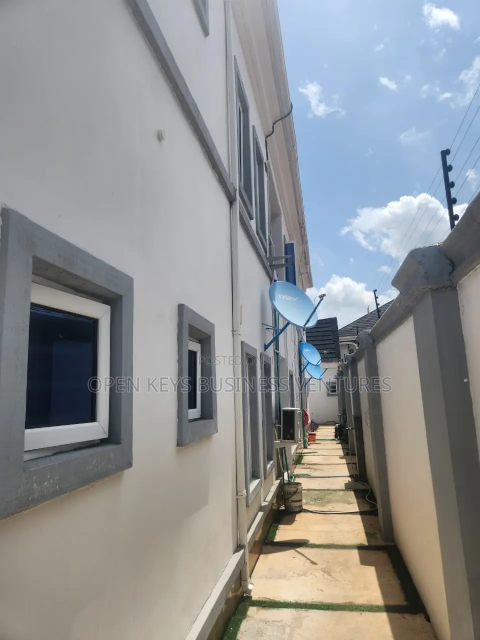 3bdrm Block of Flats in Icast, Akala Express for sale in Akala Express