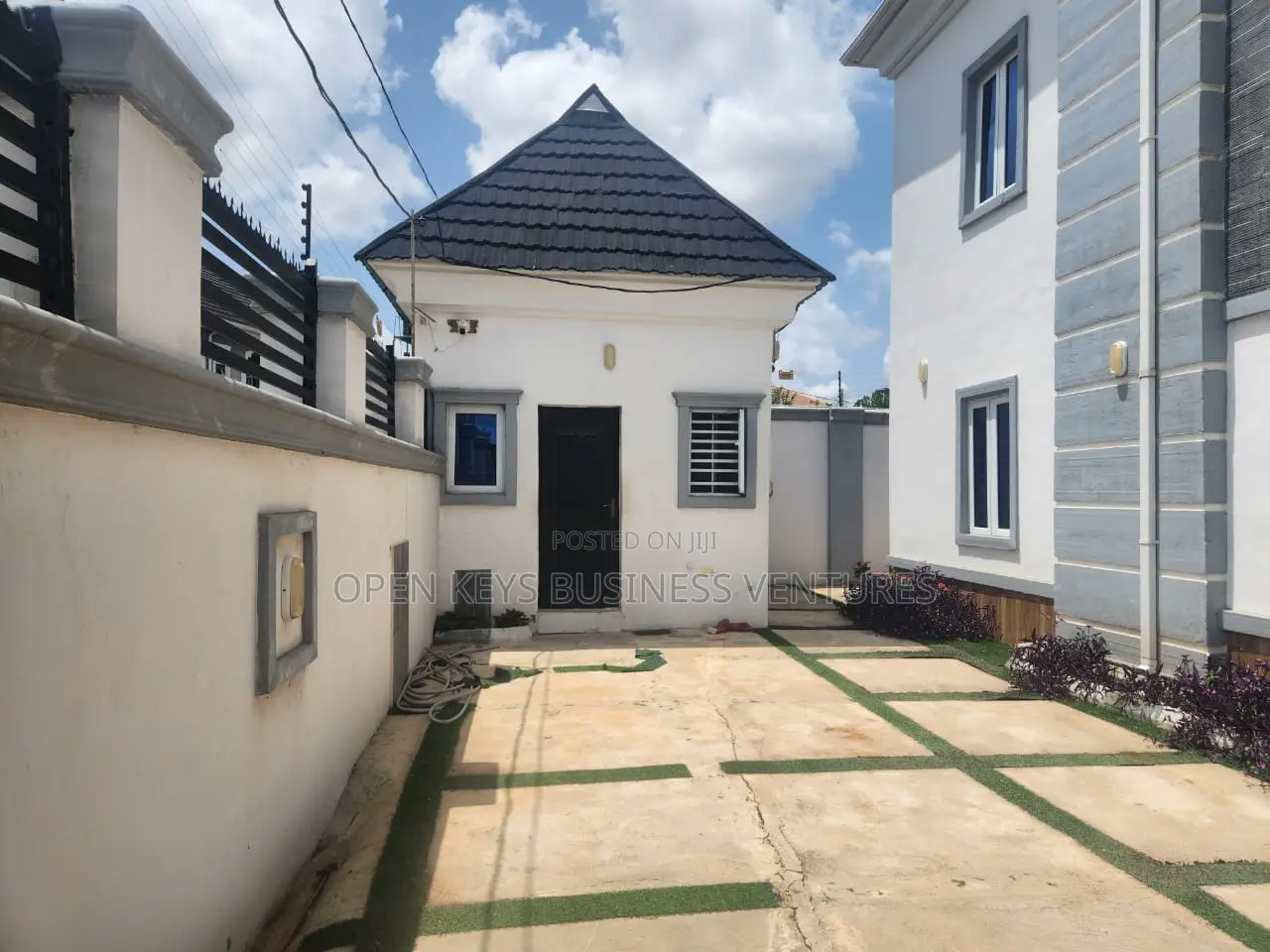 3bdrm Block of Flats in Icast, Akala Express for sale in Akala Express