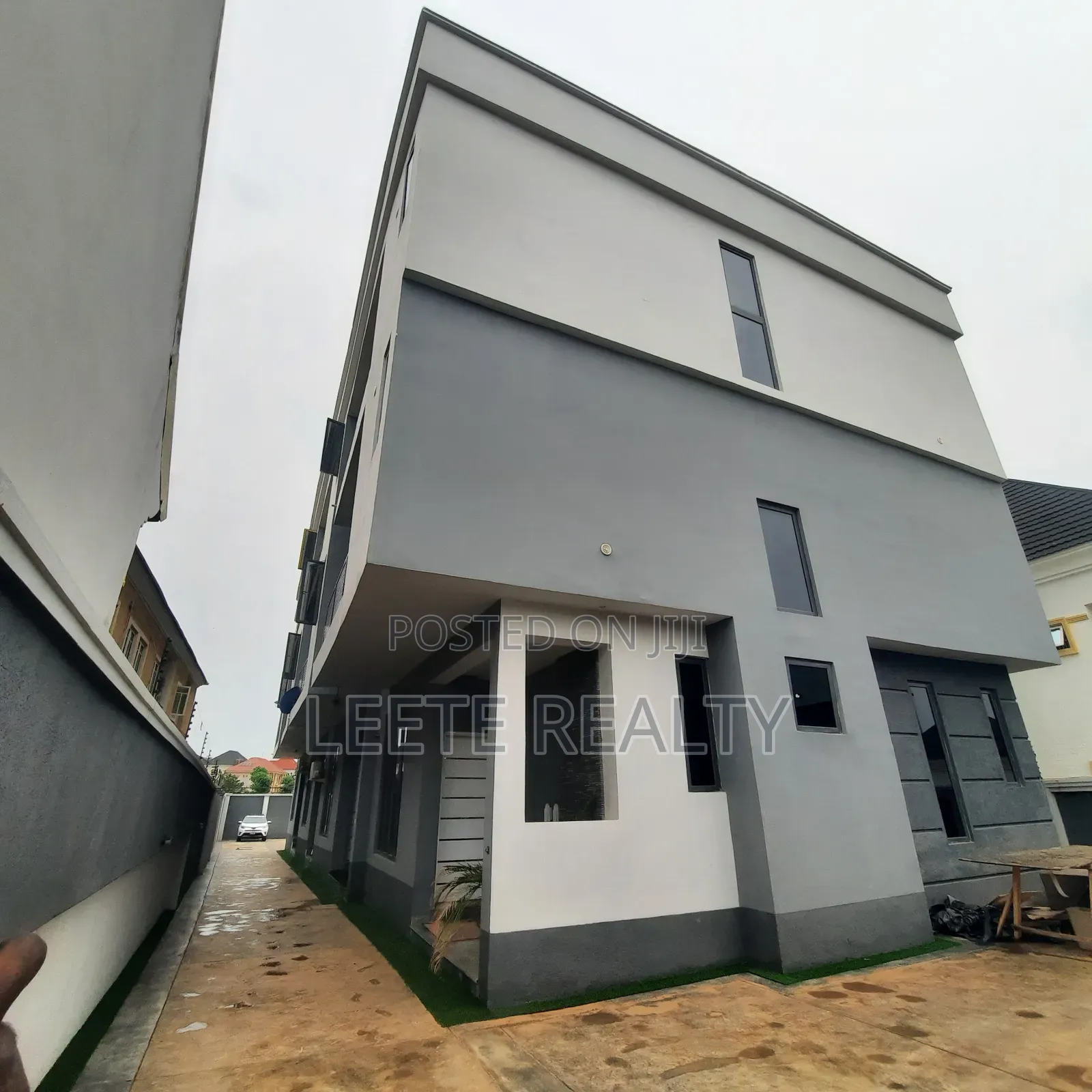 Furnished 4bdrm Townhouse/Terrace in Apo Resettlement for sale in Apo Resettlement