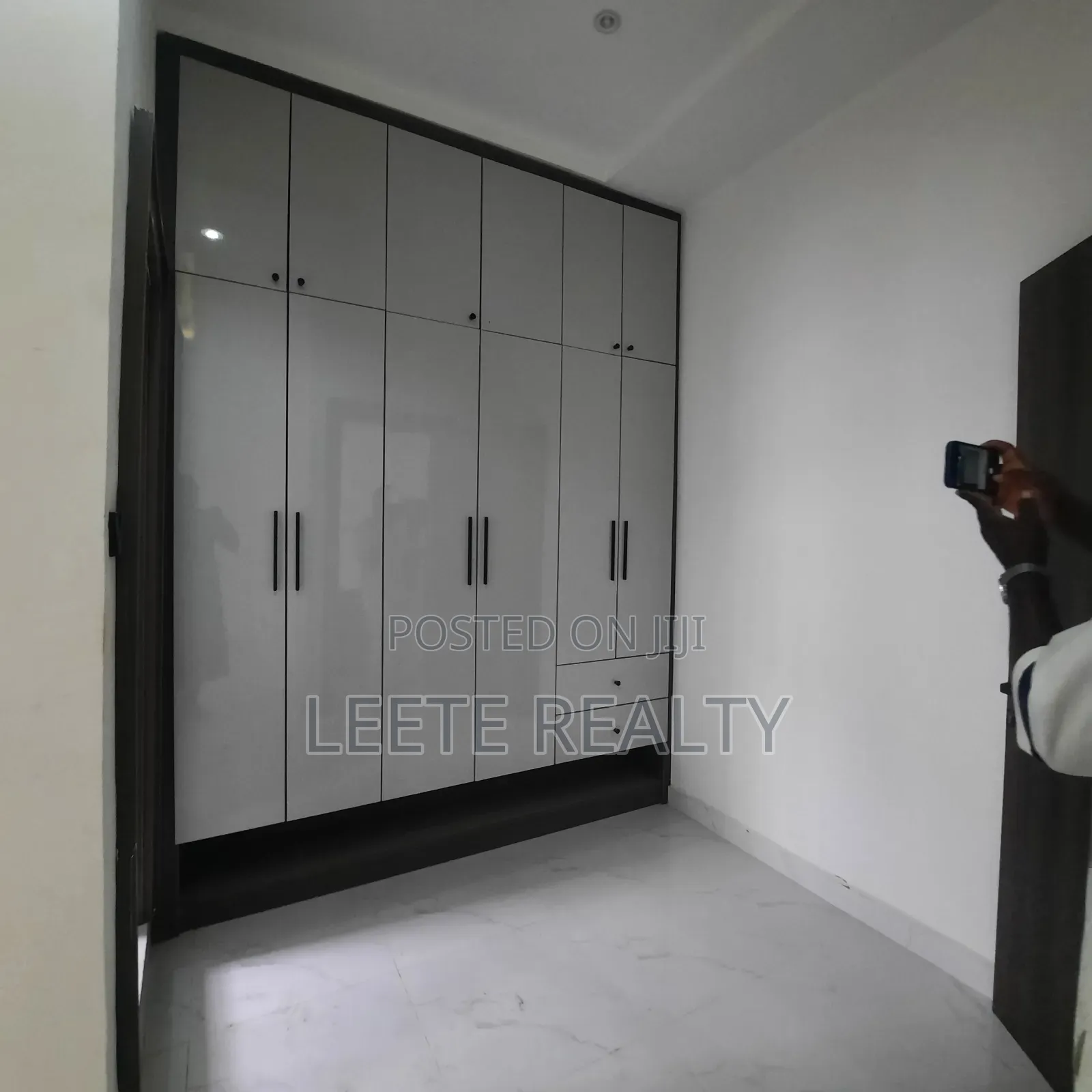 Furnished 4bdrm Townhouse/Terrace in Apo Resettlement for sale in Apo Resettlement