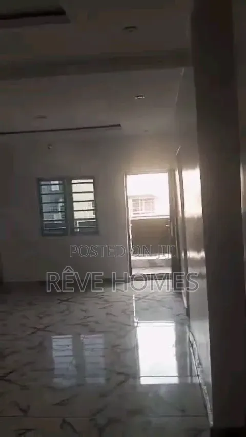 2bdrm Block of Flats in Adekunle for rent in Adekunle