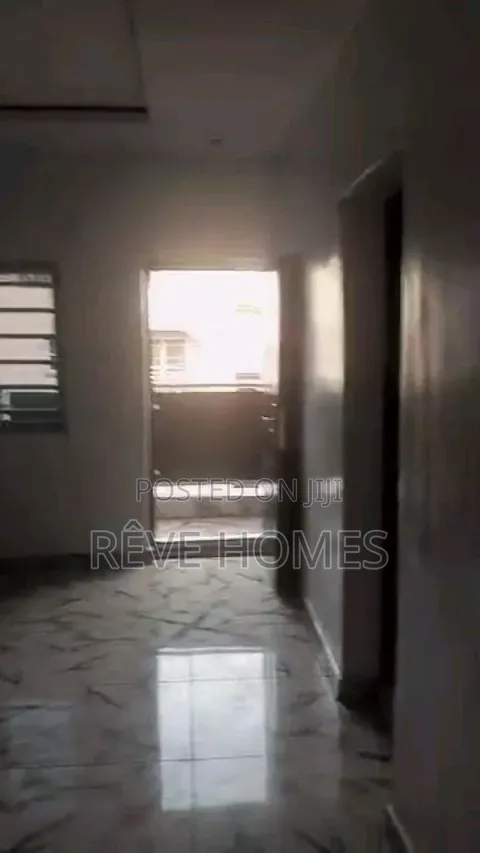 2bdrm Block of Flats in Adekunle for rent in Adekunle