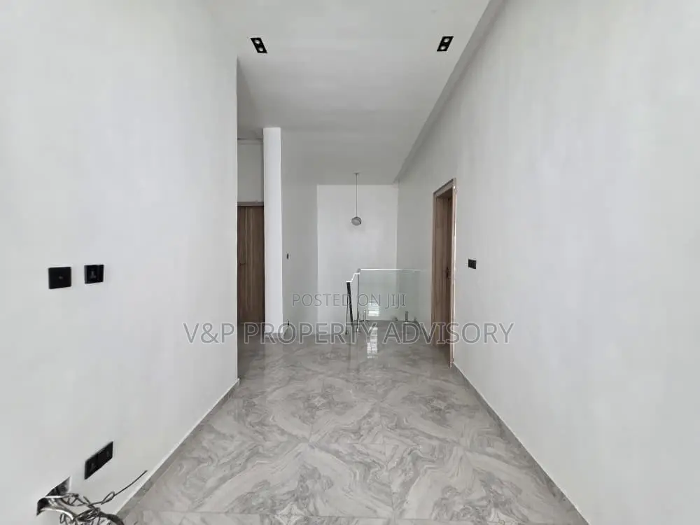 4bdrm Duplex in Chevron for rent in Chevron