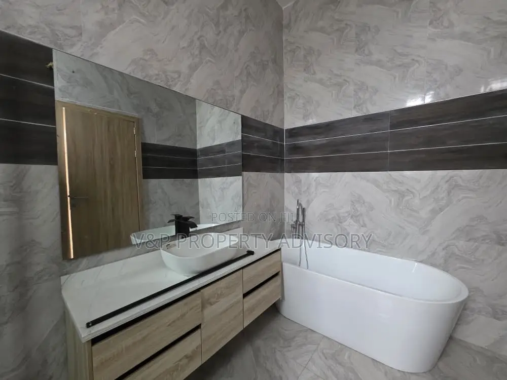 4bdrm Duplex in Chevron for rent in Chevron