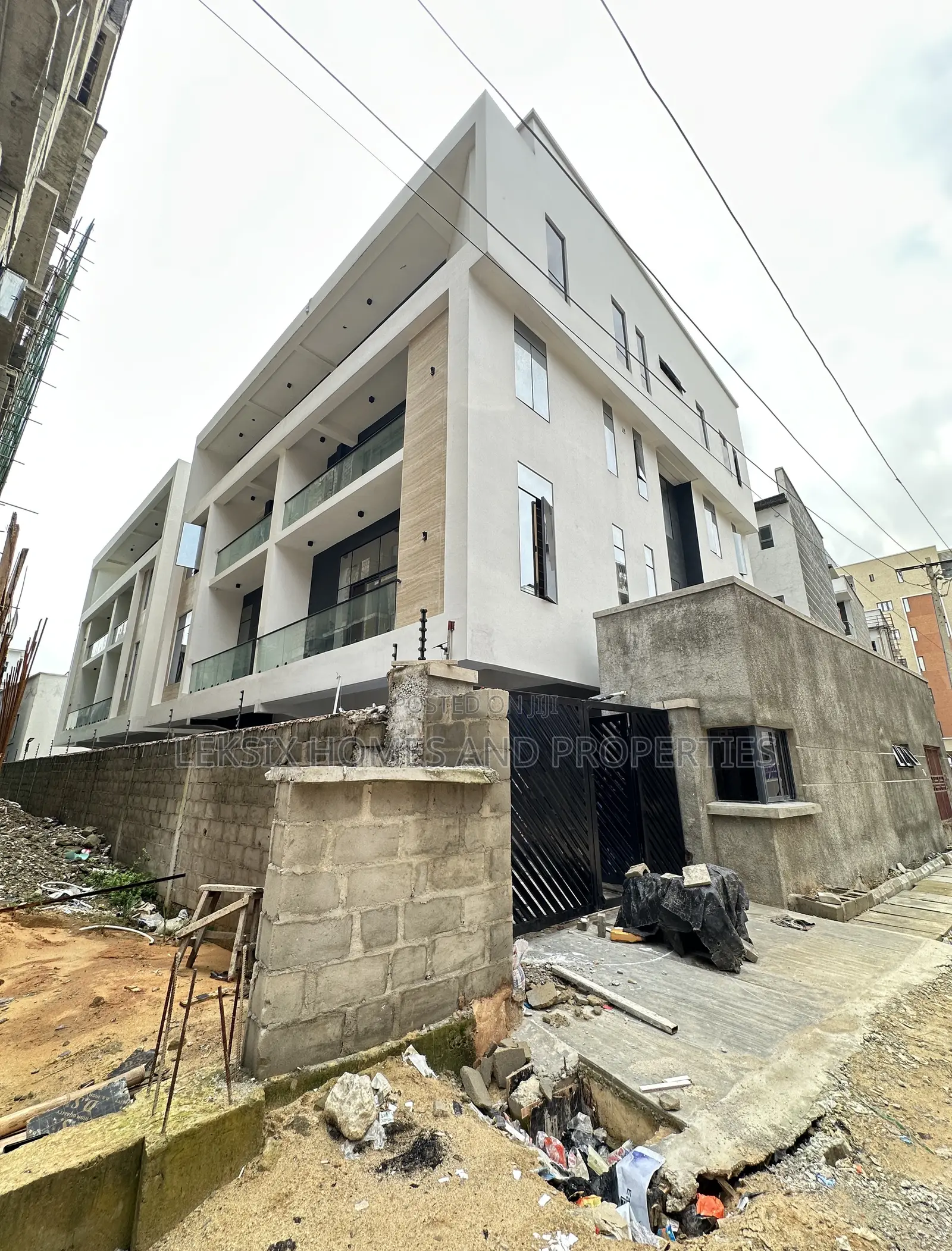 3bdrm Penthouse in A Well Secured, Lekki Phase 1 for sale in Lekki Phase 1