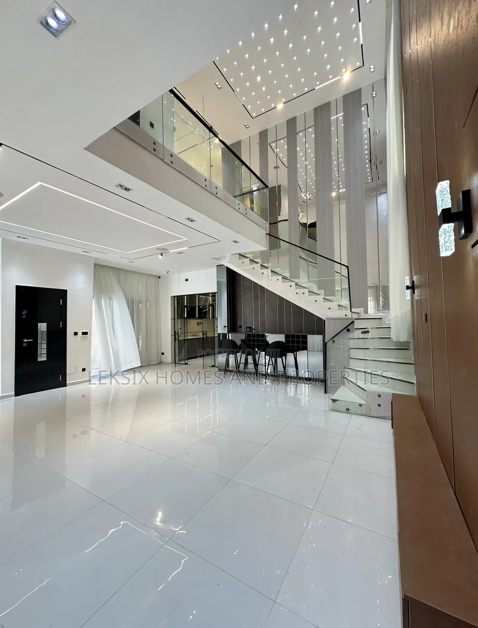 5bdrm Duplex in A Well Secured, Chevron for sale in Chevron