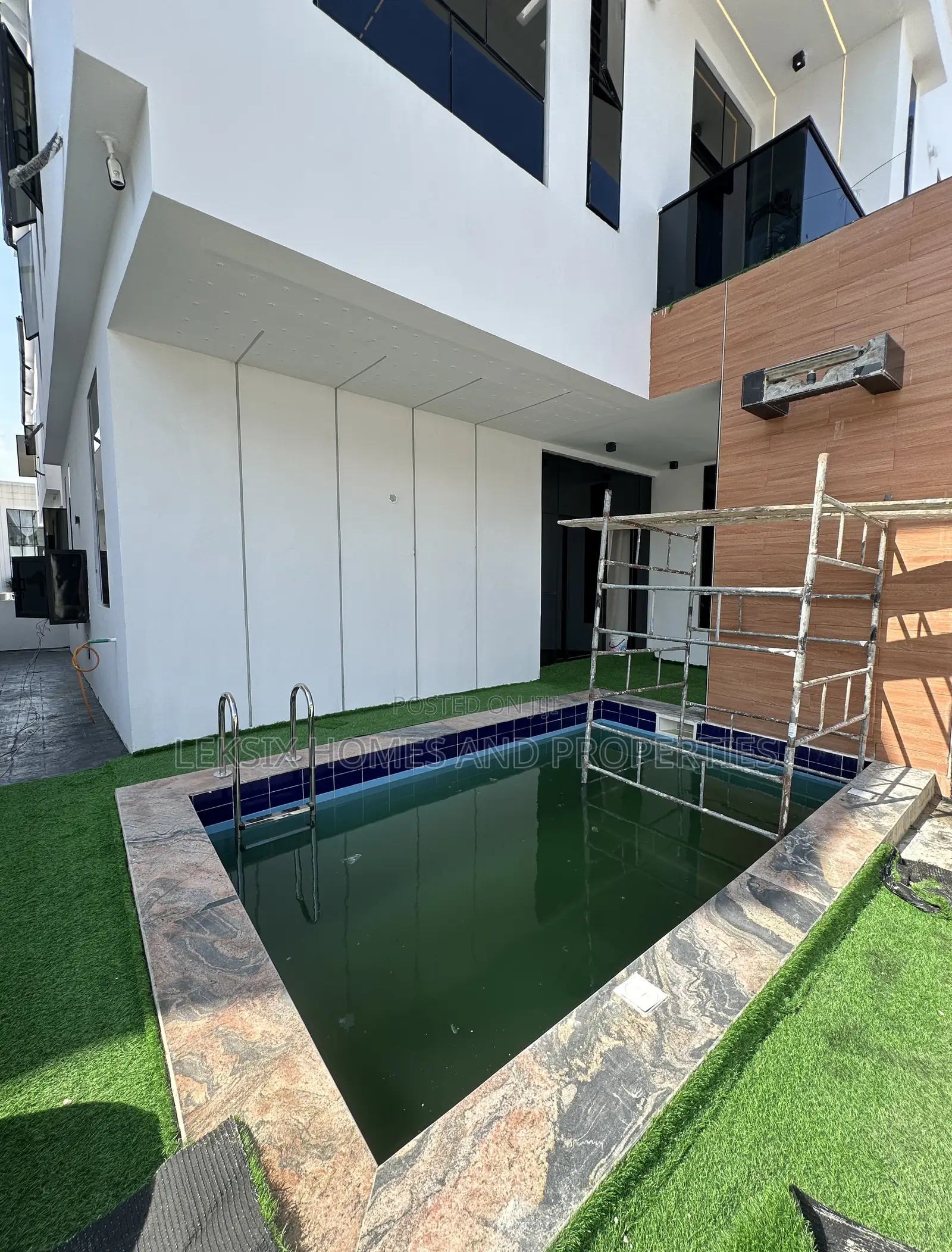5bdrm Duplex in A Well Secured, Chevron for sale in Chevron
