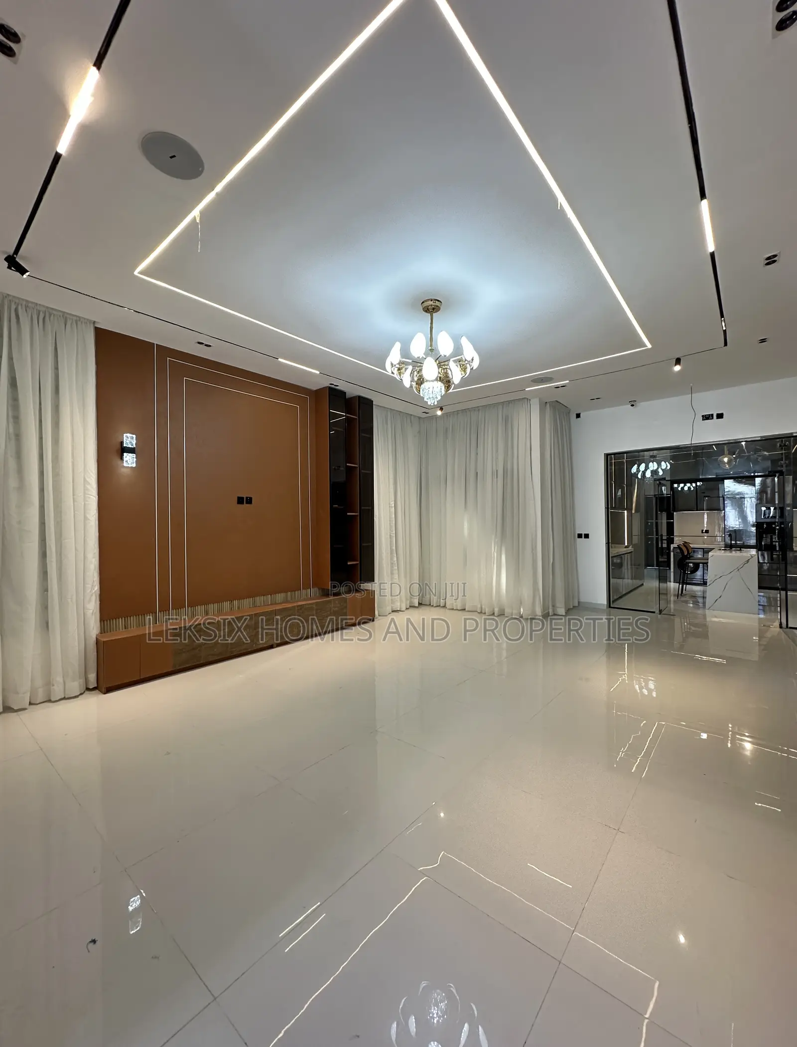 5bdrm Duplex in A Well Secured, Chevron for sale in Chevron