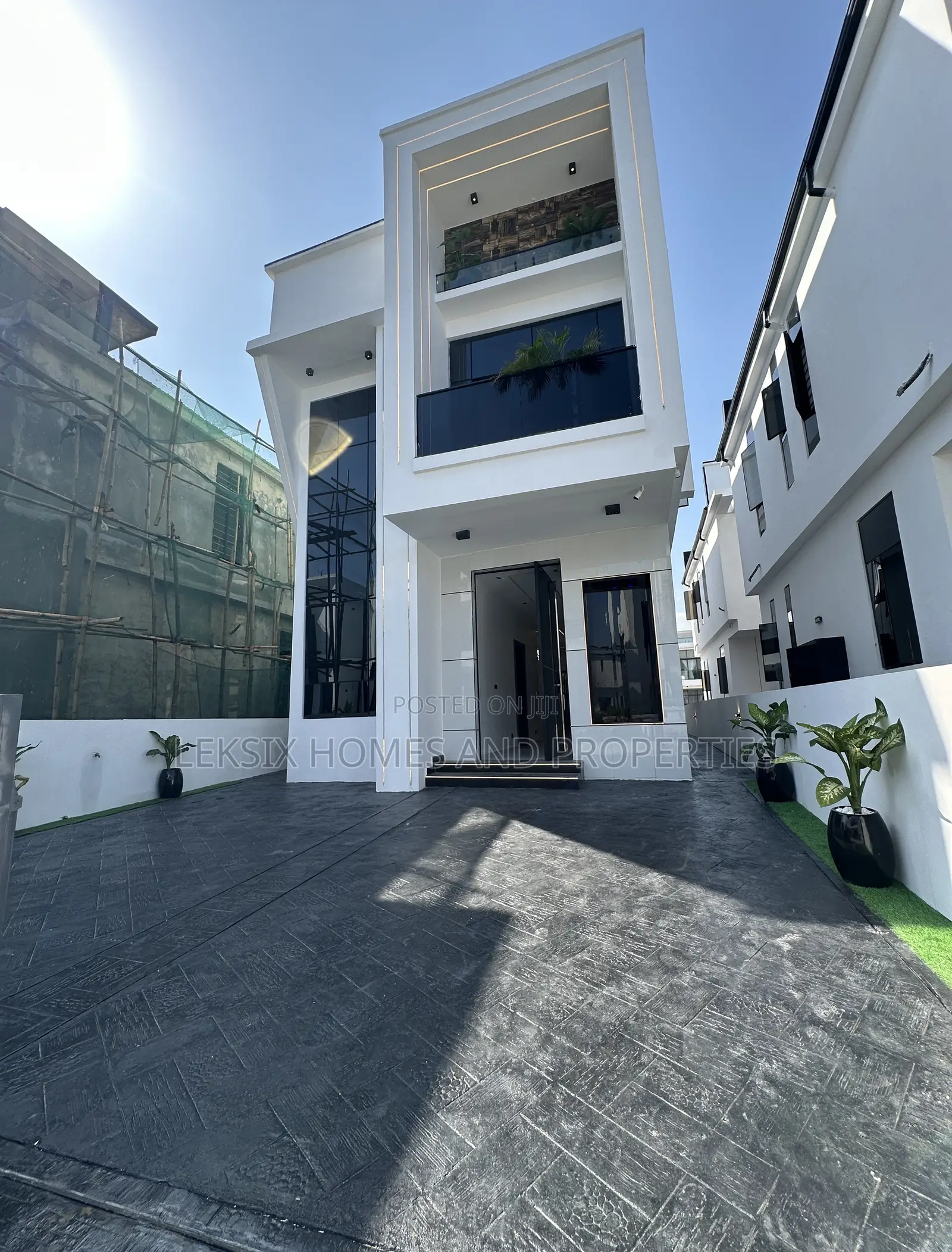 5bdrm Duplex in A Well Secured, Chevron for sale in Chevron