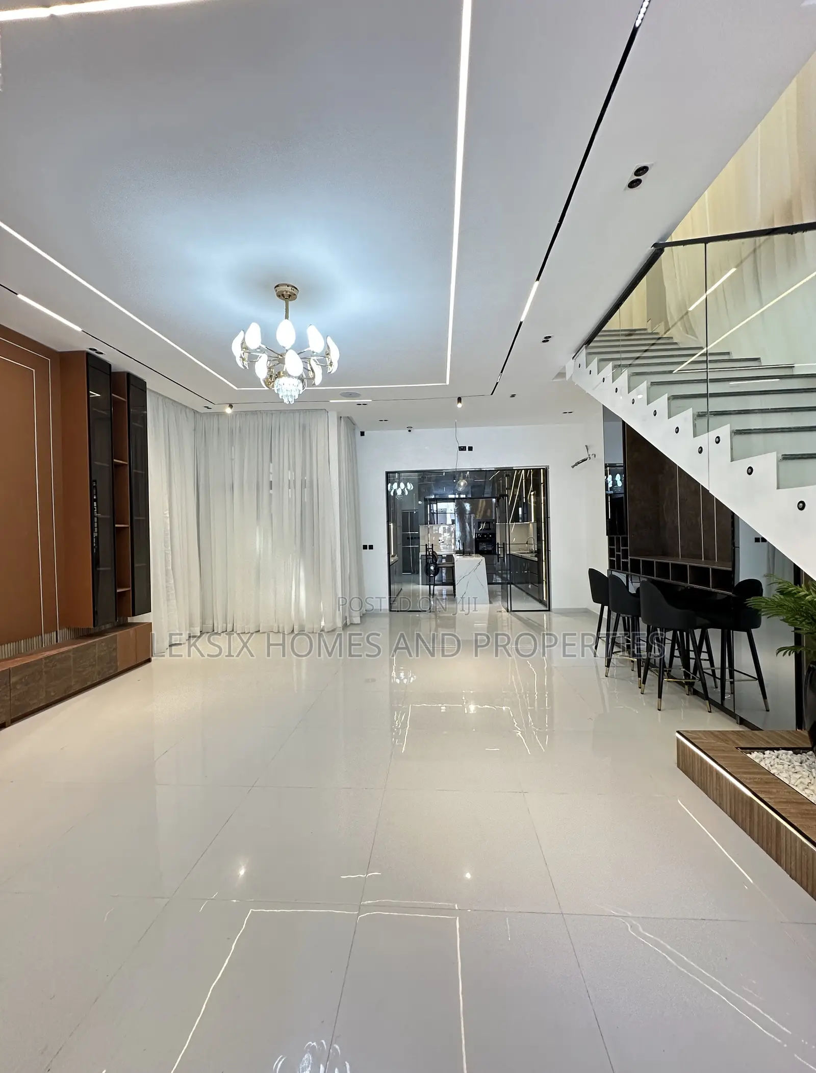 5bdrm Duplex in A Well Secured, Chevron for sale in Chevron