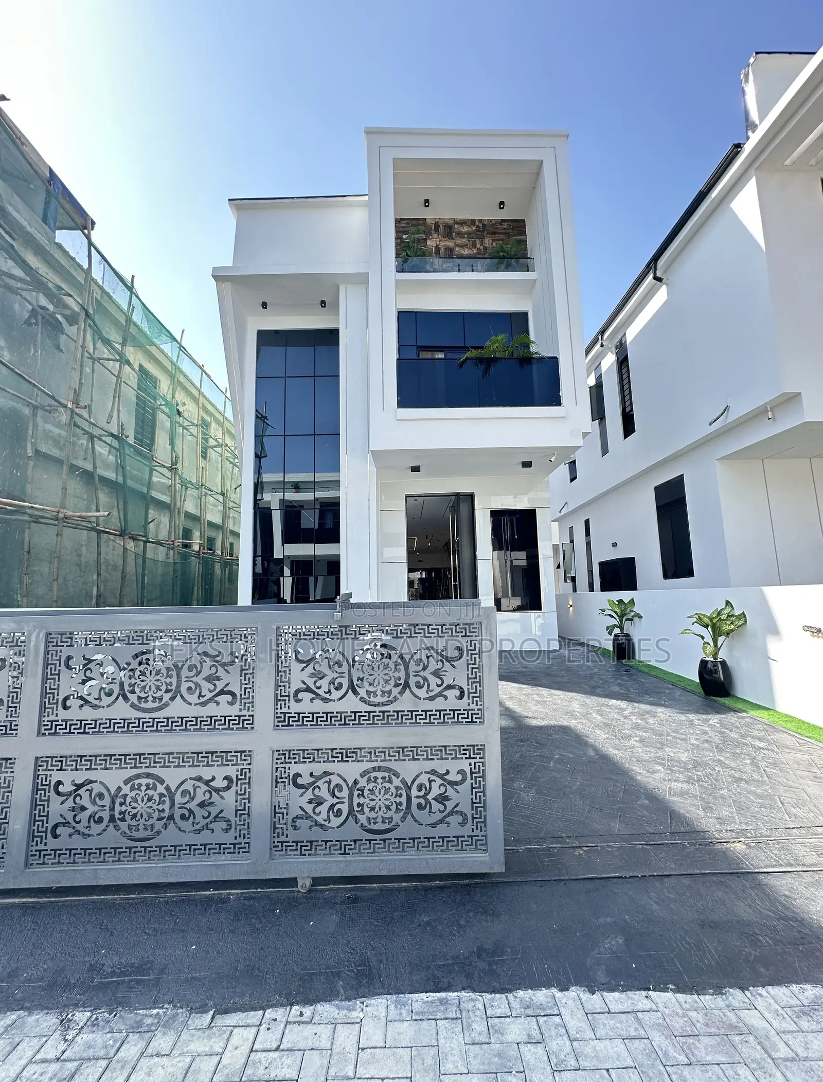 5bdrm Duplex in A Well Secured, Chevron for sale in Chevron