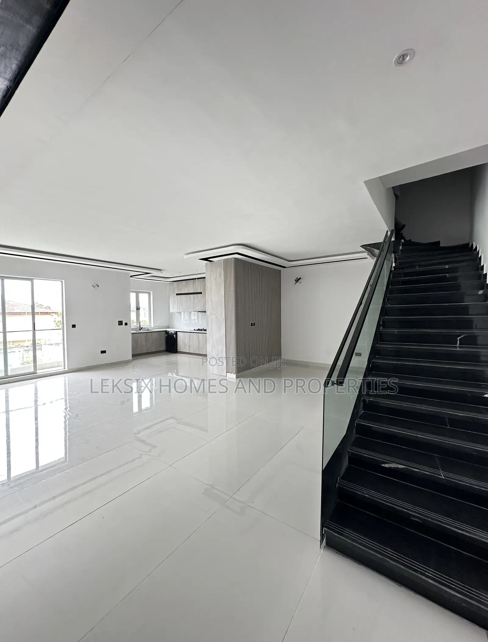 2bdrm Maisonette in A Well Secured, Lekki Phase 1 for sale in Lekki Phase 1
