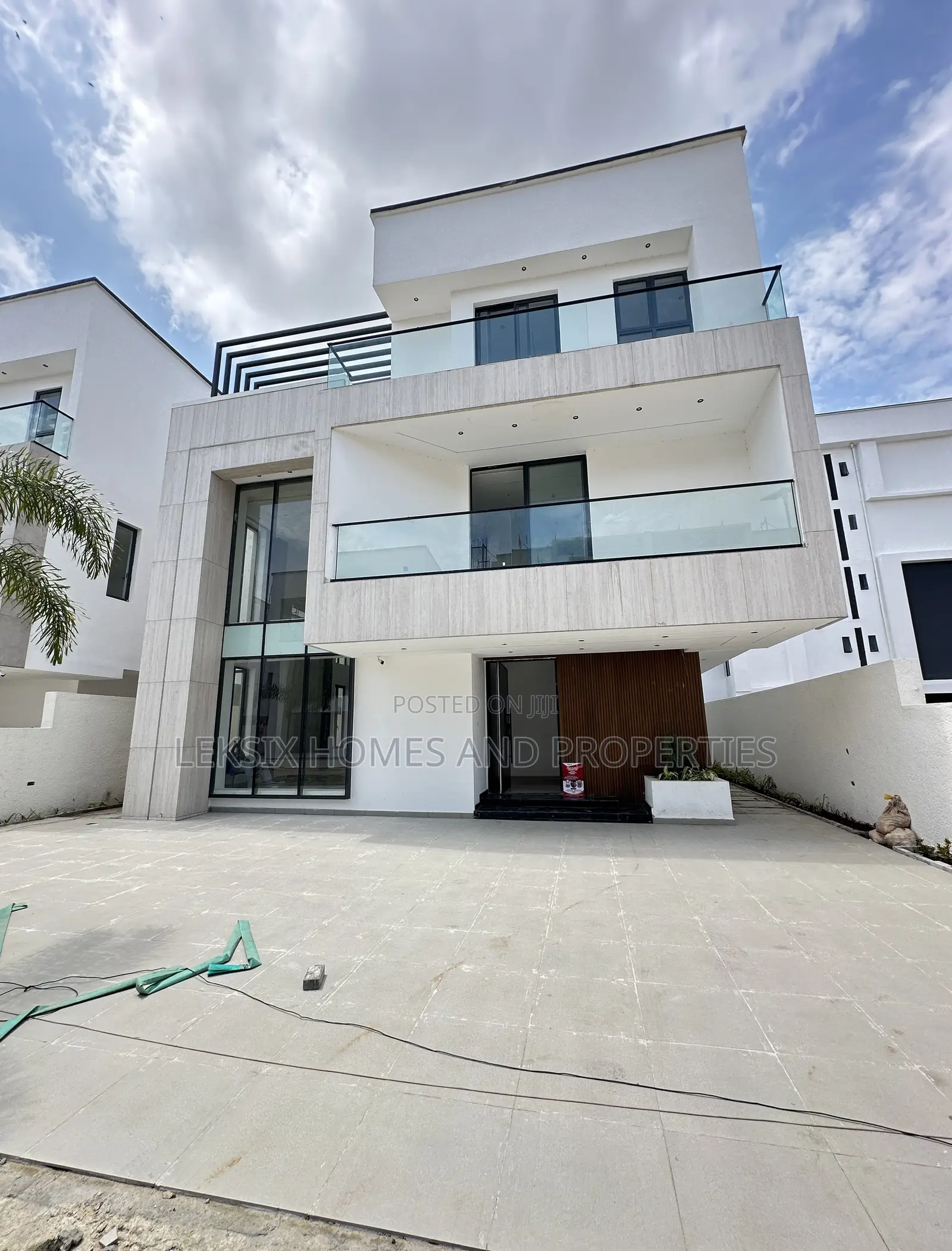 5bdrm Duplex in Buy This And Get An, Lekki Phase 1 for sale in Lekki Phase 1