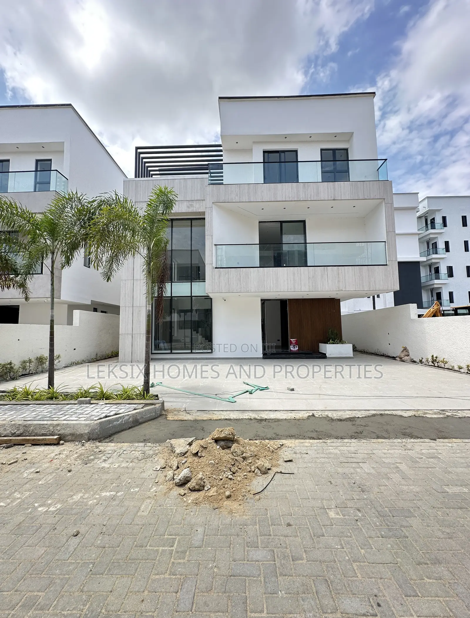 5bdrm Duplex in Buy This And Get An, Lekki Phase 1 for sale in Lekki Phase 1