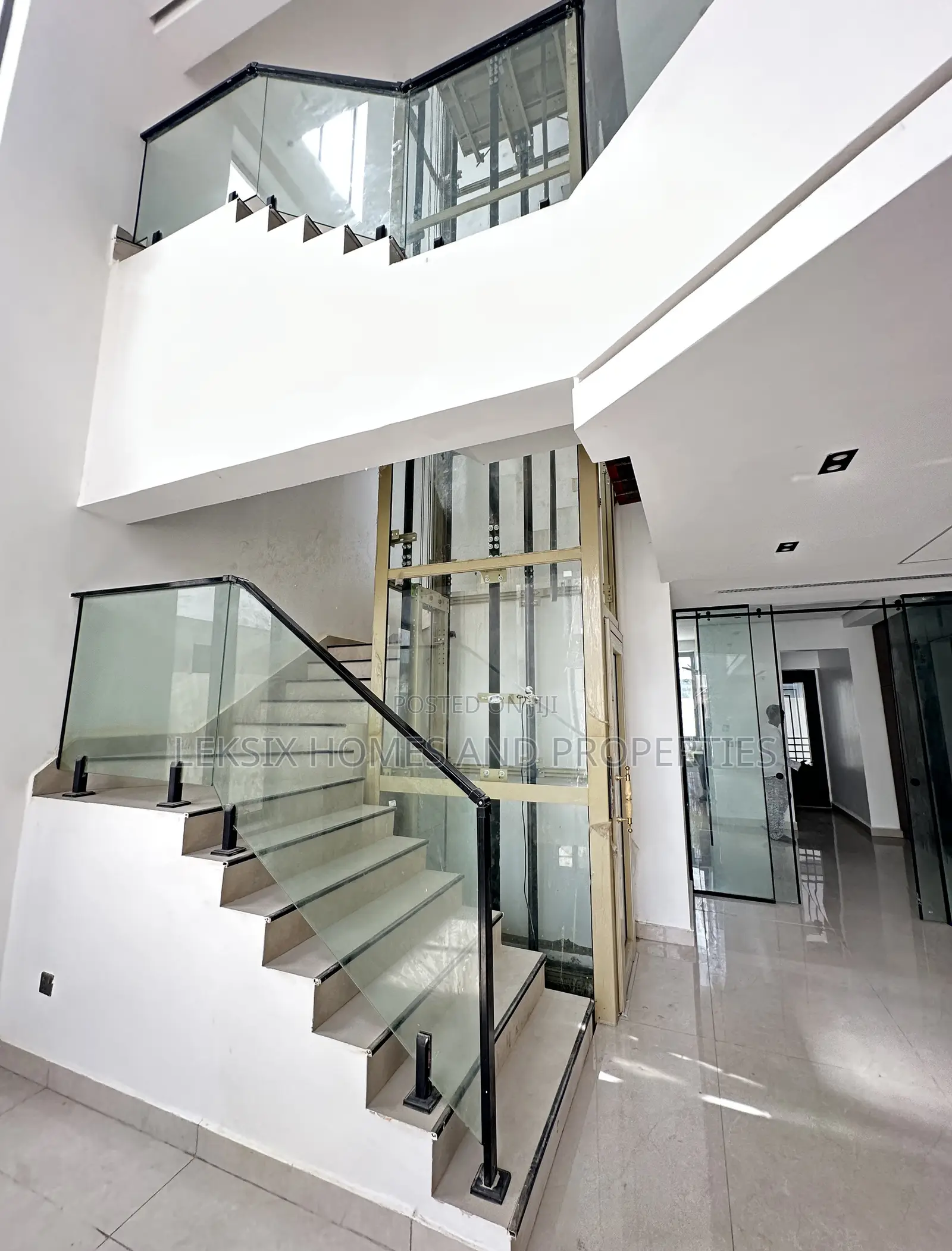 5bdrm Duplex in Buy This And Get An, Lekki Phase 1 for sale in Lekki Phase 1
