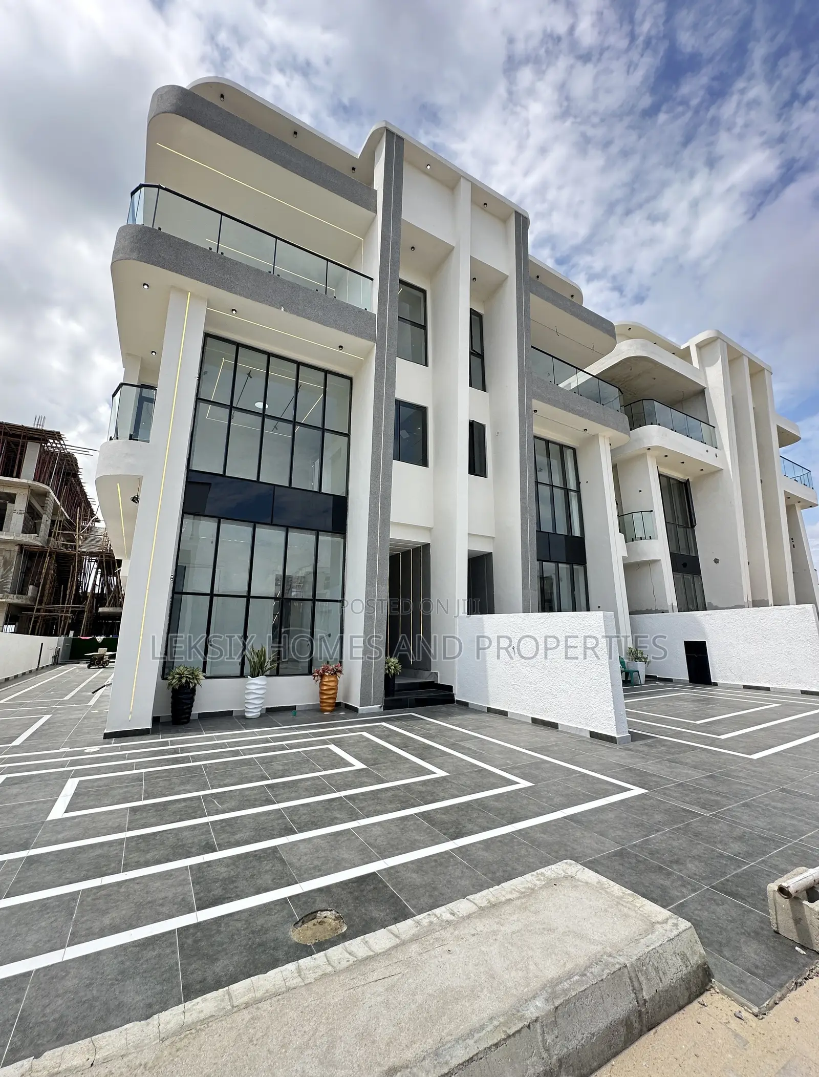 5bdrm Duplex in A Well Secured, Lekki Phase 1 for sale in Lekki Phase 1