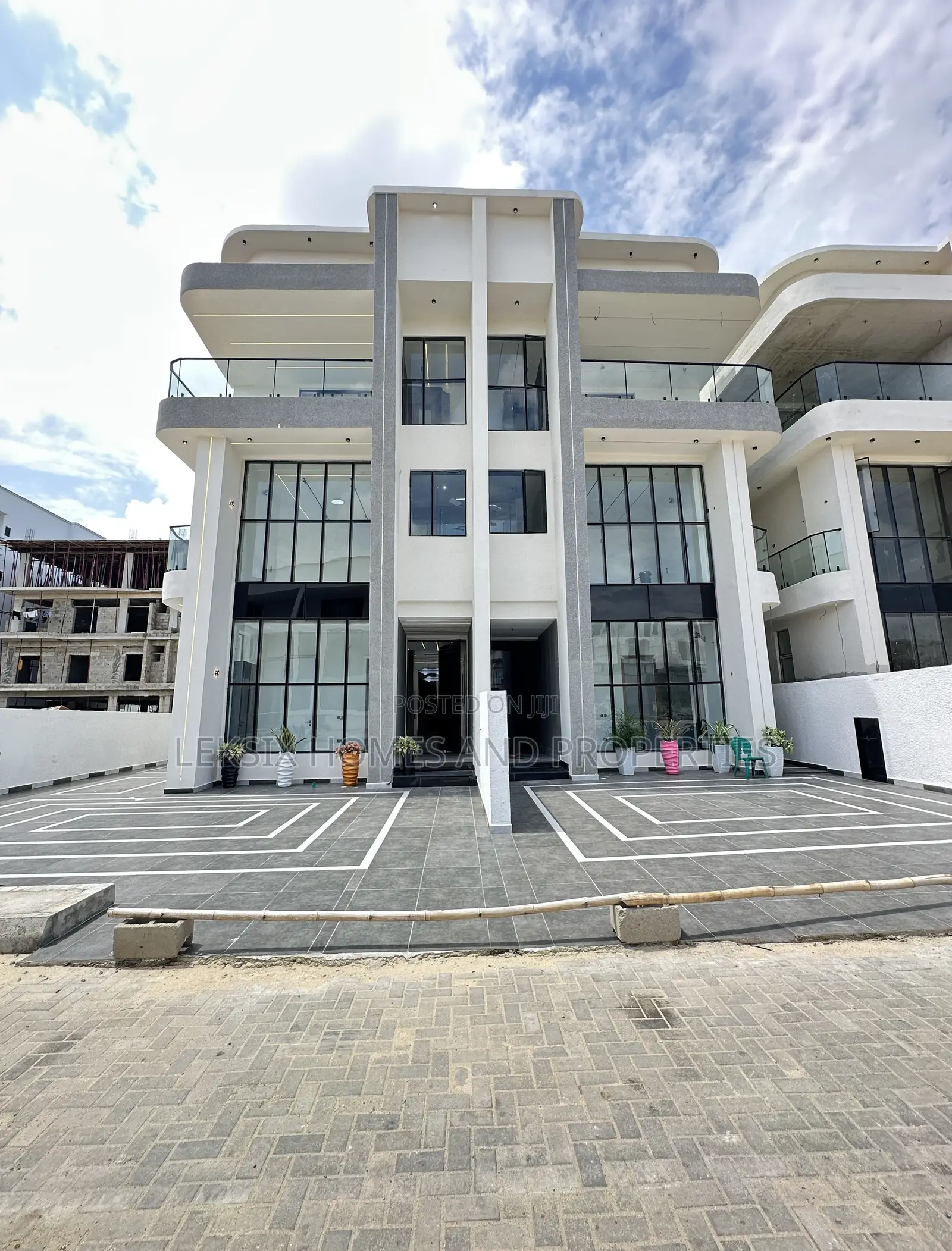 5bdrm Duplex in A Well Secured, Lekki Phase 1 for sale in Lekki Phase 1