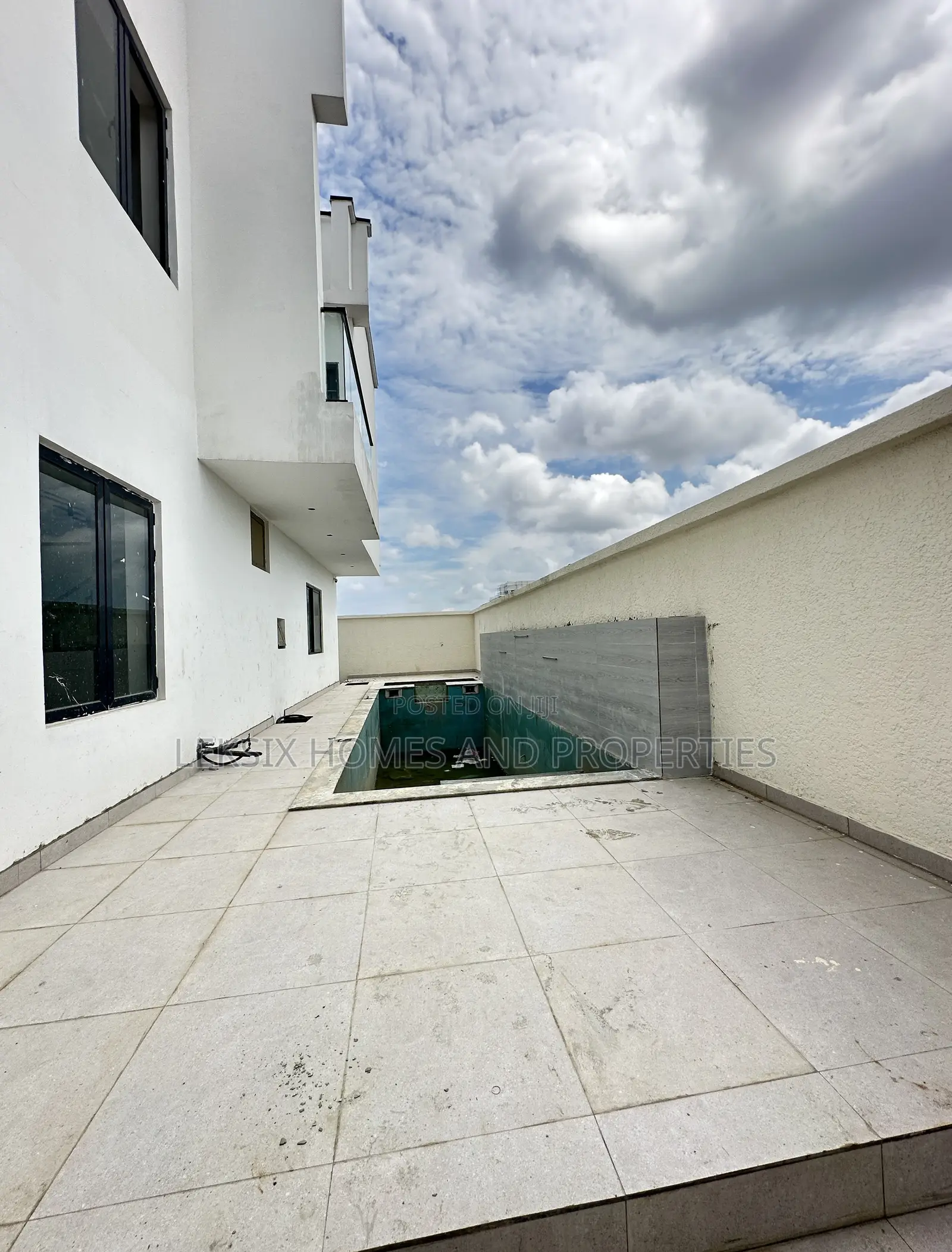6bdrm Duplex in A Well Secured, Lekki Phase 1 for sale in Lekki Phase 1
