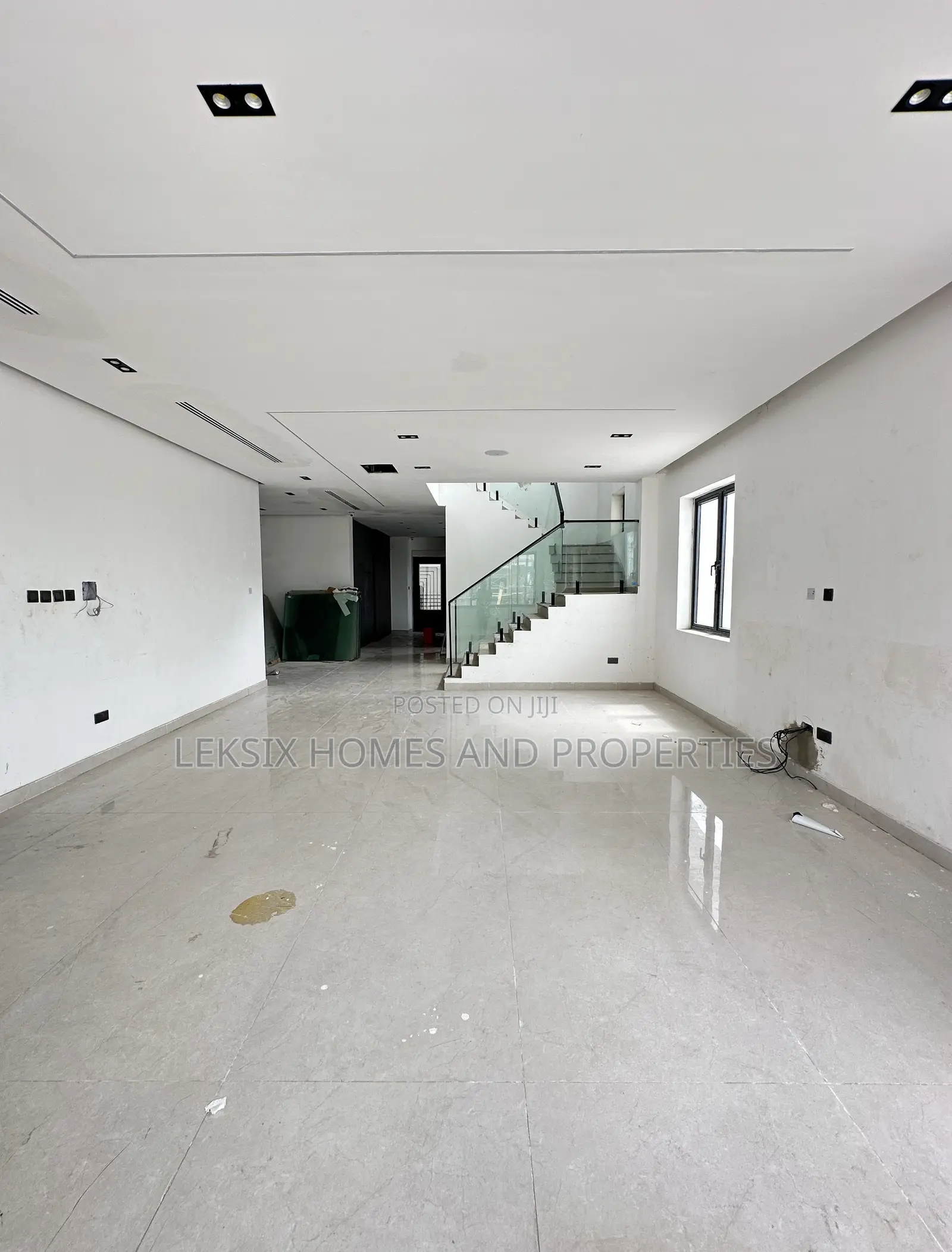 6bdrm Duplex in A Well Secured, Lekki Phase 1 for sale in Lekki Phase 1